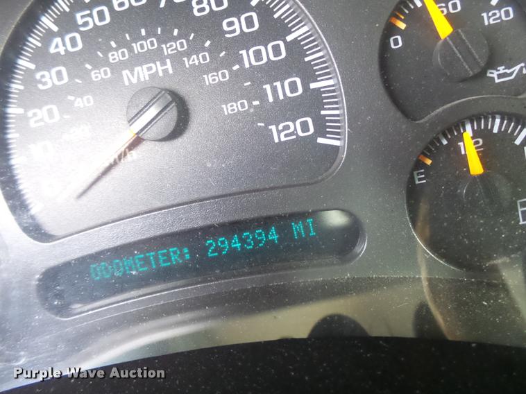 image for item DA3267 2004 Chevrolet Silverado 3500 flatbed pickup truck