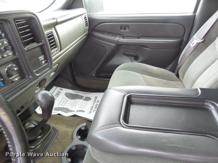 image for item DA3267 2004 Chevrolet Silverado 3500 flatbed pickup truck