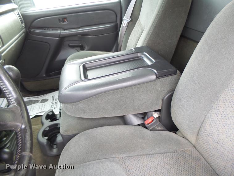 image for item DA3267 2004 Chevrolet Silverado 3500 flatbed pickup truck