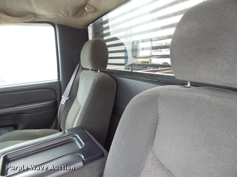 image for item DA3267 2004 Chevrolet Silverado 3500 flatbed pickup truck