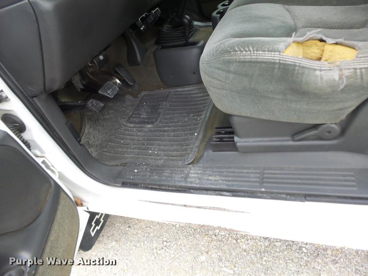 image for item DA3267 2004 Chevrolet Silverado 3500 flatbed pickup truck