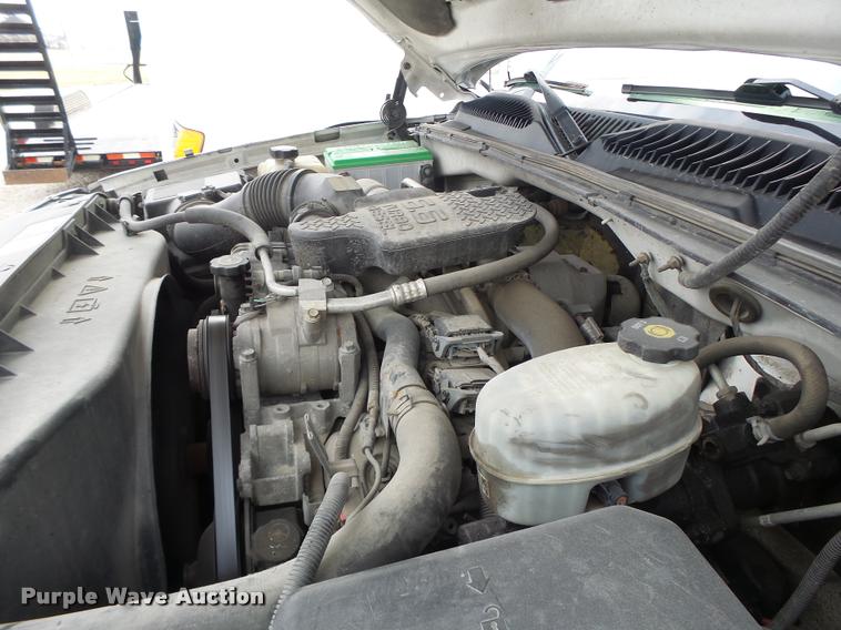 image for item DA3267 2004 Chevrolet Silverado 3500 flatbed pickup truck