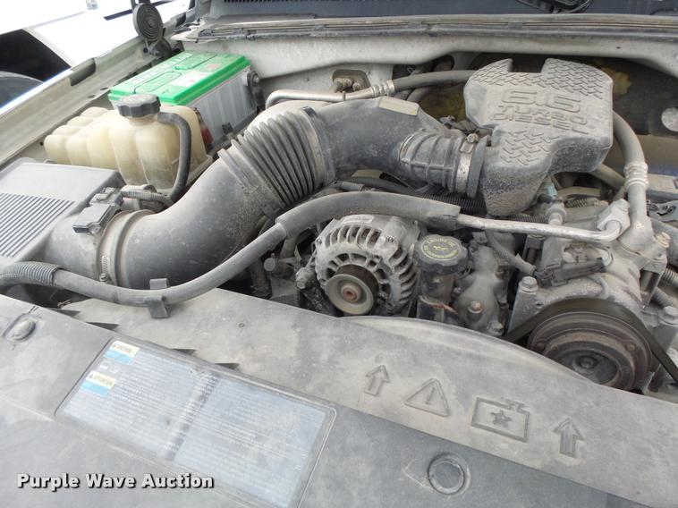 image for item DA3267 2004 Chevrolet Silverado 3500 flatbed pickup truck