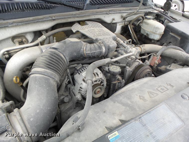 image for item DA3267 2004 Chevrolet Silverado 3500 flatbed pickup truck