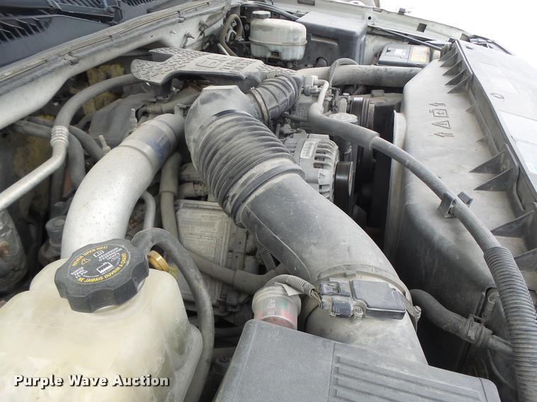 image for item DA3267 2004 Chevrolet Silverado 3500 flatbed pickup truck