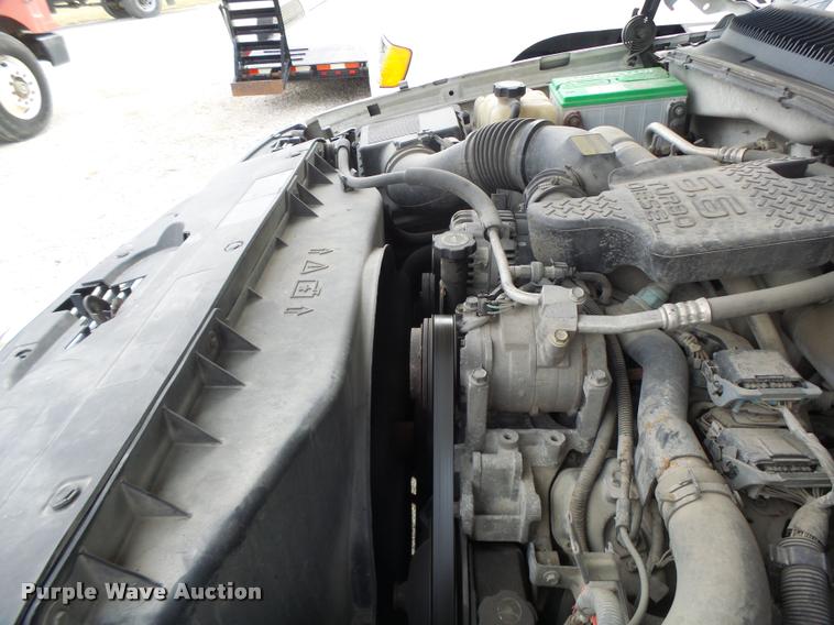 image for item DA3267 2004 Chevrolet Silverado 3500 flatbed pickup truck