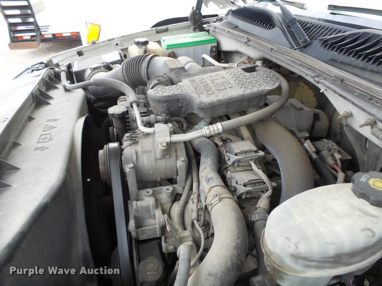 image for item DA3267 2004 Chevrolet Silverado 3500 flatbed pickup truck