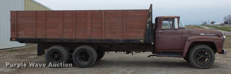 image for item DA5770 1959 Ford T700 grain truck