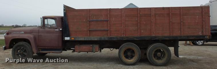 image for item DA5770 1959 Ford T700 grain truck