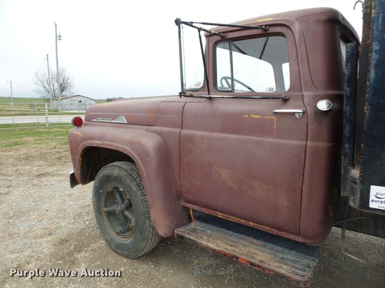 image for item DA5770 1959 Ford T700 grain truck