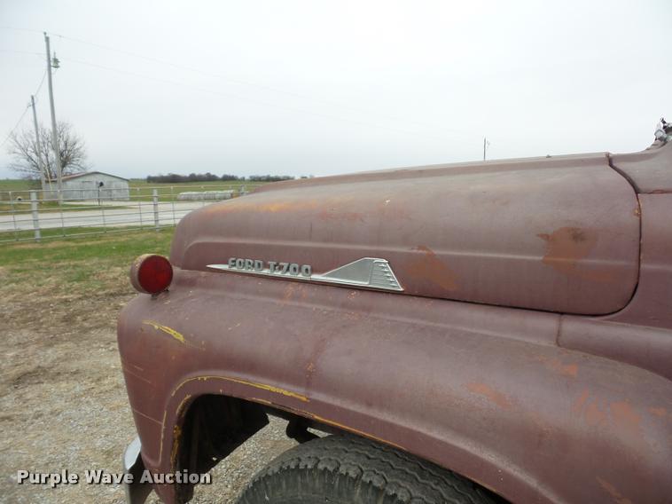 image for item DA5770 1959 Ford T700 grain truck