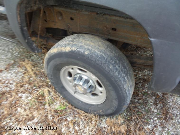 image for item DA5841 2004 Chevrolet Silverado 2500HD Crew Cab pickup truck