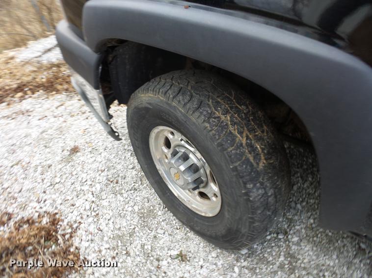 image for item DA5841 2004 Chevrolet Silverado 2500HD Crew Cab pickup truck