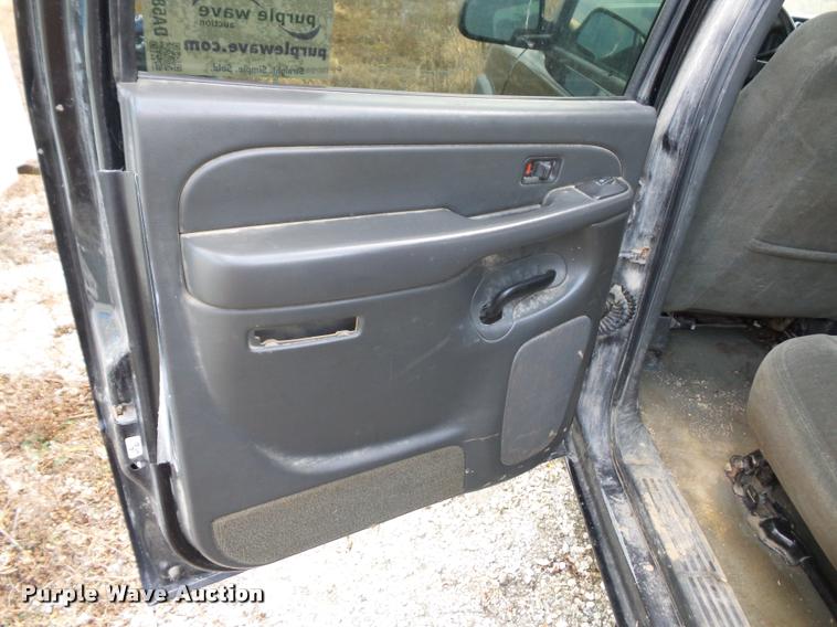 image for item DA5841 2004 Chevrolet Silverado 2500HD Crew Cab pickup truck