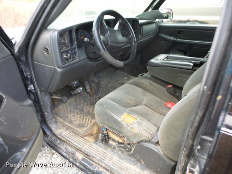 image for item DA5841 2004 Chevrolet Silverado 2500HD Crew Cab pickup truck