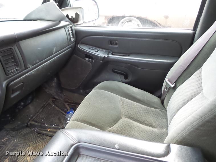 image for item DA5841 2004 Chevrolet Silverado 2500HD Crew Cab pickup truck