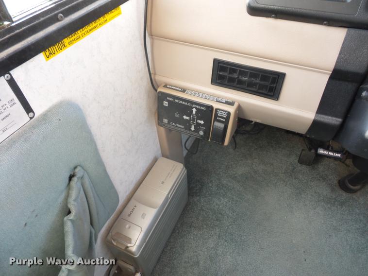 image for item DA5856 1999 Ford Winnebago Brave RV