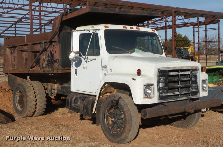 image for item DA7511 1982 International 1724 dump truck