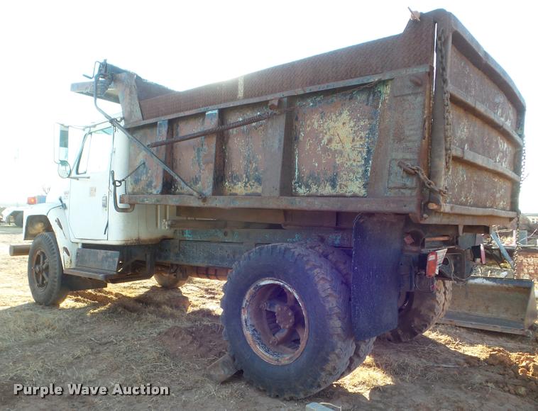 image for item DA7511 1982 International 1724 dump truck
