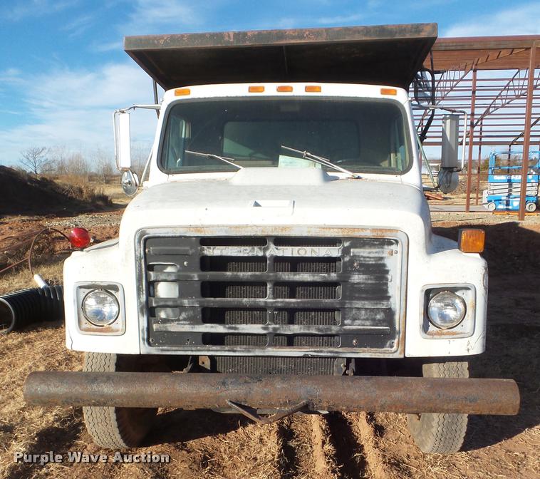 image for item DA7511 1982 International 1724 dump truck