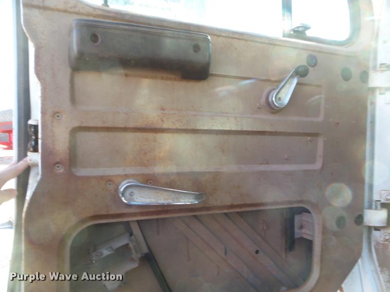 image for item DA7511 1982 International 1724 dump truck