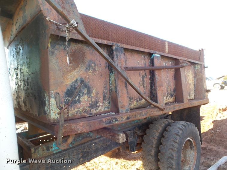 image for item DA7511 1982 International 1724 dump truck