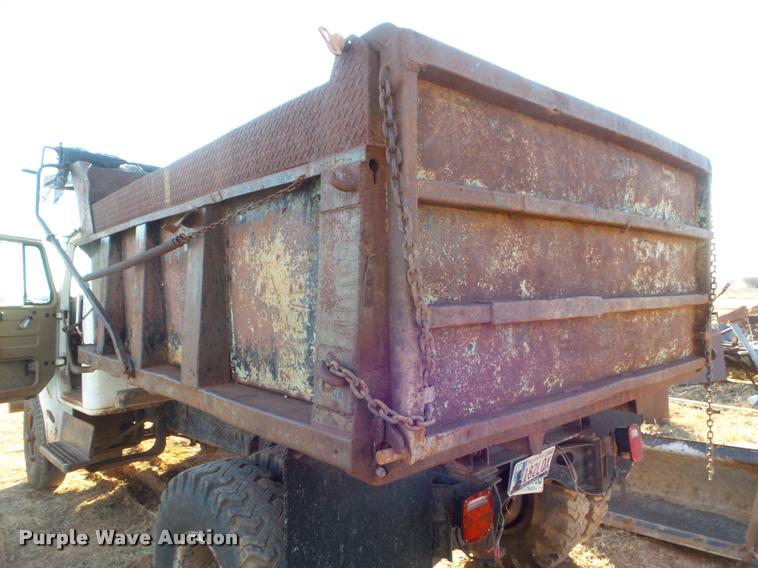 image for item DA7511 1982 International 1724 dump truck