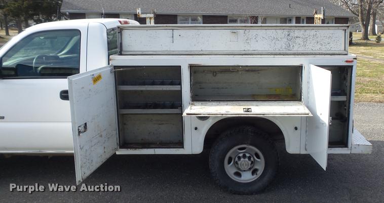image for item K7705 2006 Chevrolet Silverado 2500HD utility truck