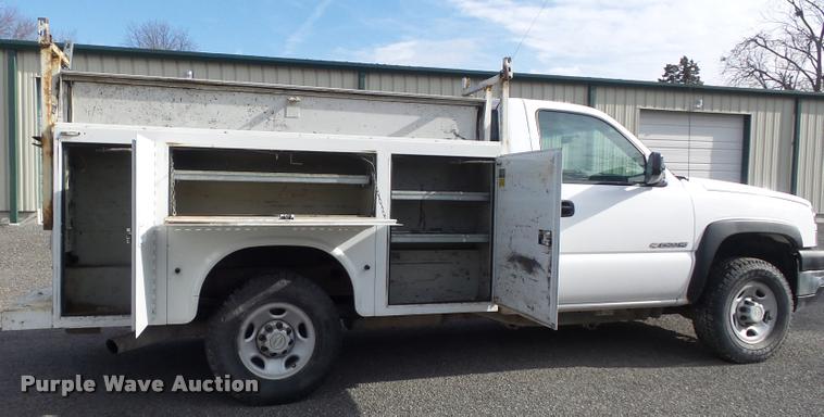 image for item K7705 2006 Chevrolet Silverado 2500HD utility truck