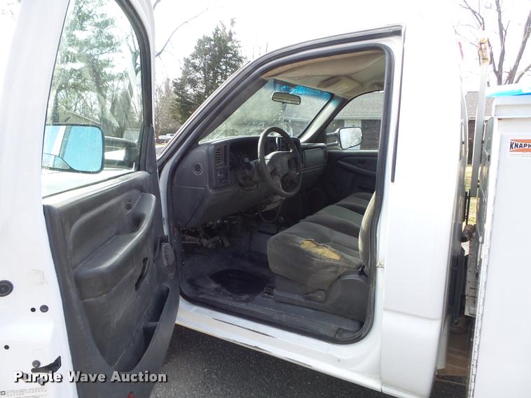 image for item K7705 2006 Chevrolet Silverado 2500HD utility truck