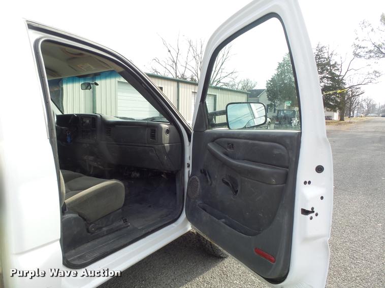 image for item K7705 2006 Chevrolet Silverado 2500HD utility truck