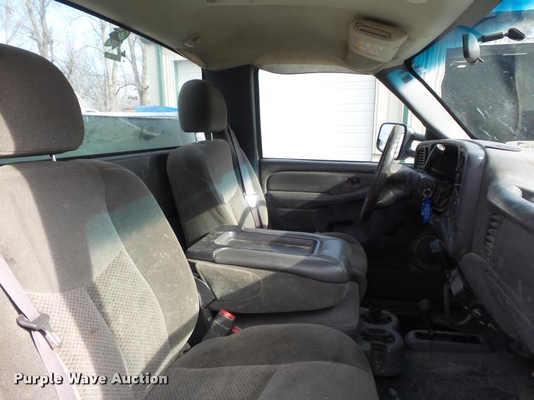 image for item K7705 2006 Chevrolet Silverado 2500HD utility truck