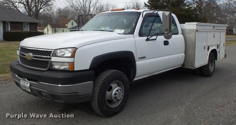 image for item K7706 2005 Chevrolet Silverado 3500 Ext. Cab pickup truck