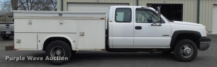 image for item K7706 2005 Chevrolet Silverado 3500 Ext. Cab pickup truck