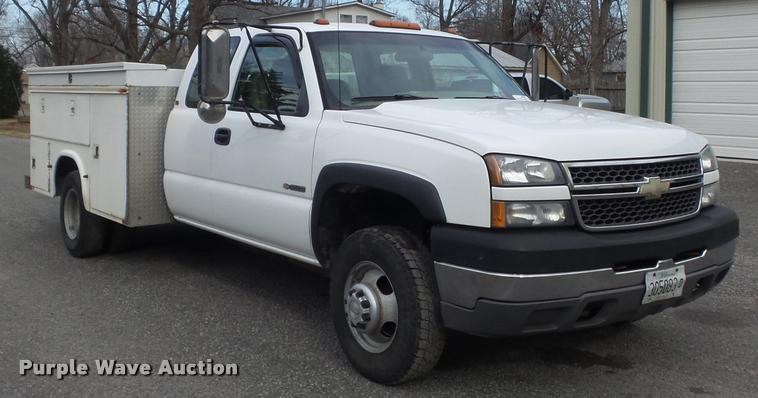 image for item K7706 2005 Chevrolet Silverado 3500 Ext. Cab pickup truck