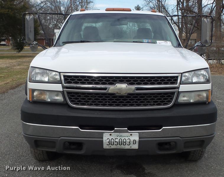 image for item K7706 2005 Chevrolet Silverado 3500 Ext. Cab pickup truck