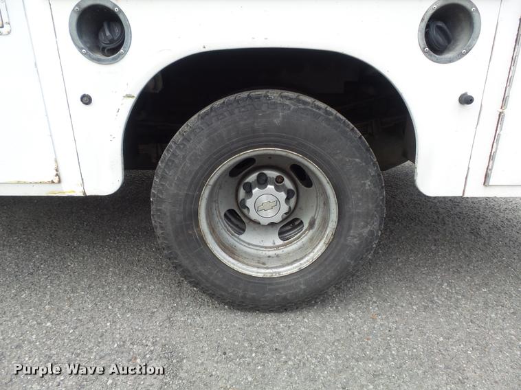 image for item K7706 2005 Chevrolet Silverado 3500 Ext. Cab pickup truck