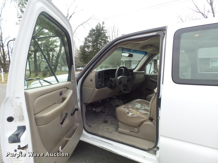 image for item K7706 2005 Chevrolet Silverado 3500 Ext. Cab pickup truck