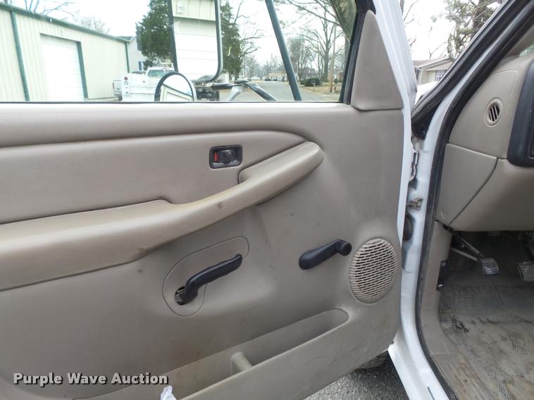 image for item K7706 2005 Chevrolet Silverado 3500 Ext. Cab pickup truck