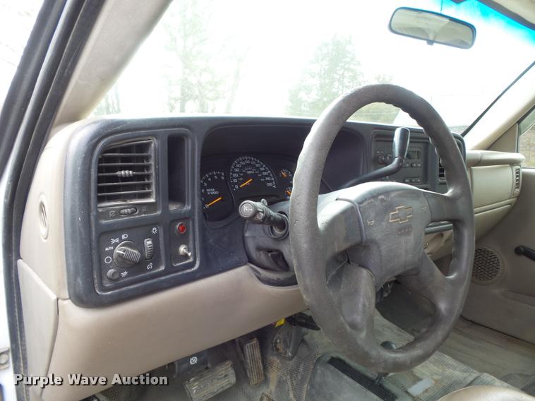 image for item K7706 2005 Chevrolet Silverado 3500 Ext. Cab pickup truck