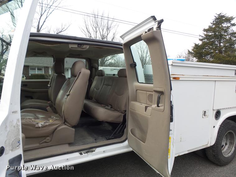 image for item K7706 2005 Chevrolet Silverado 3500 Ext. Cab pickup truck