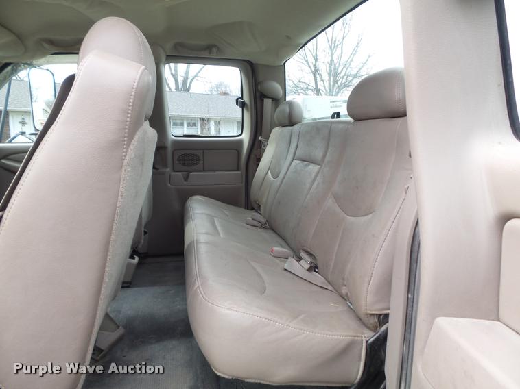 image for item K7706 2005 Chevrolet Silverado 3500 Ext. Cab pickup truck