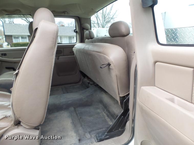 image for item K7706 2005 Chevrolet Silverado 3500 Ext. Cab pickup truck