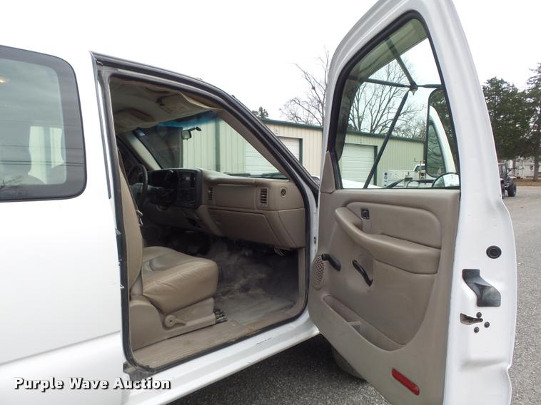 image for item K7706 2005 Chevrolet Silverado 3500 Ext. Cab pickup truck