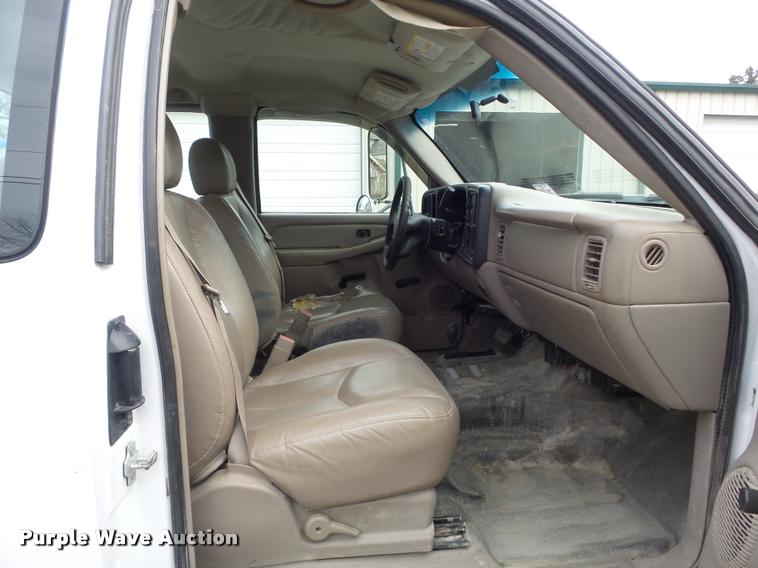 image for item K7706 2005 Chevrolet Silverado 3500 Ext. Cab pickup truck