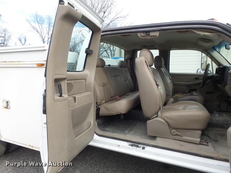 image for item K7706 2005 Chevrolet Silverado 3500 Ext. Cab pickup truck
