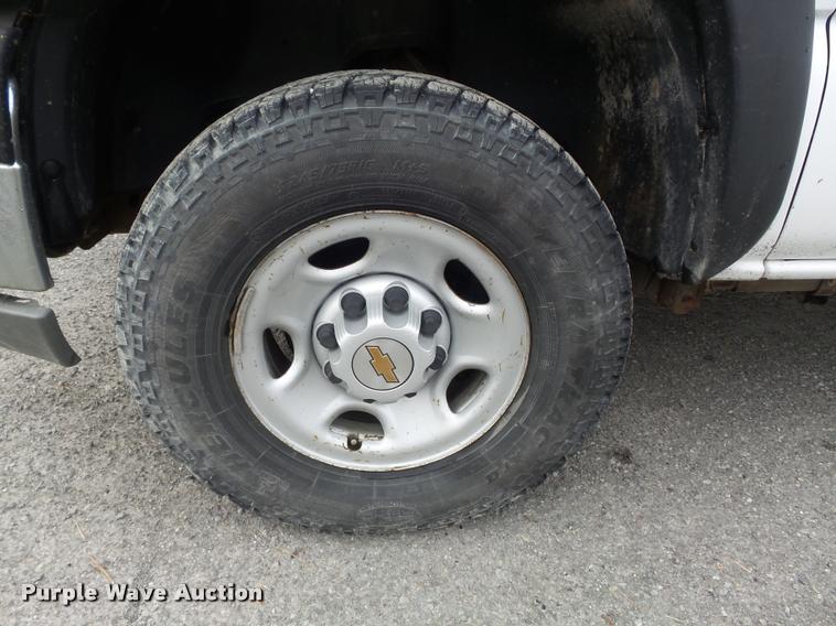 image for item K7707 2003 Chevrolet Silverado 2500HD utility truck