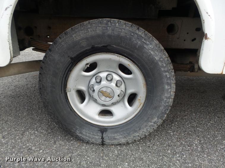 image for item K7707 2003 Chevrolet Silverado 2500HD utility truck