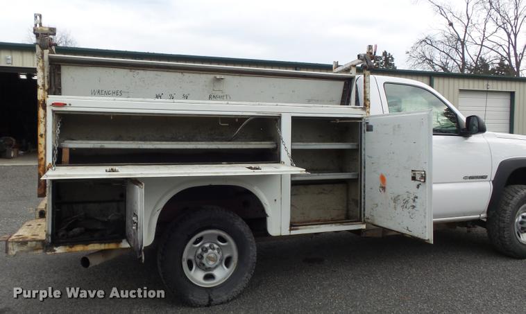 image for item K7707 2003 Chevrolet Silverado 2500HD utility truck