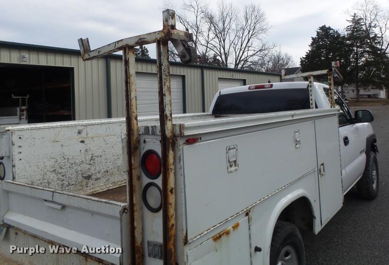 image for item K7707 2003 Chevrolet Silverado 2500HD utility truck